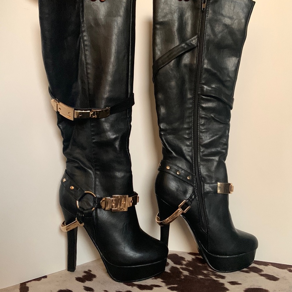 Black heeled boots